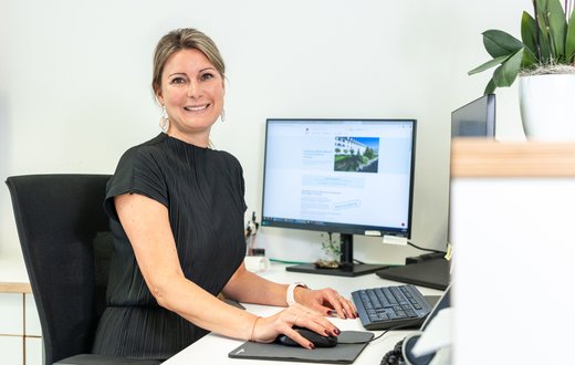 Melissa Kellermann am Empfang der Frauenklinik am Krankenhaus Martha-Maria St. Theresien in der Mommsenstraße