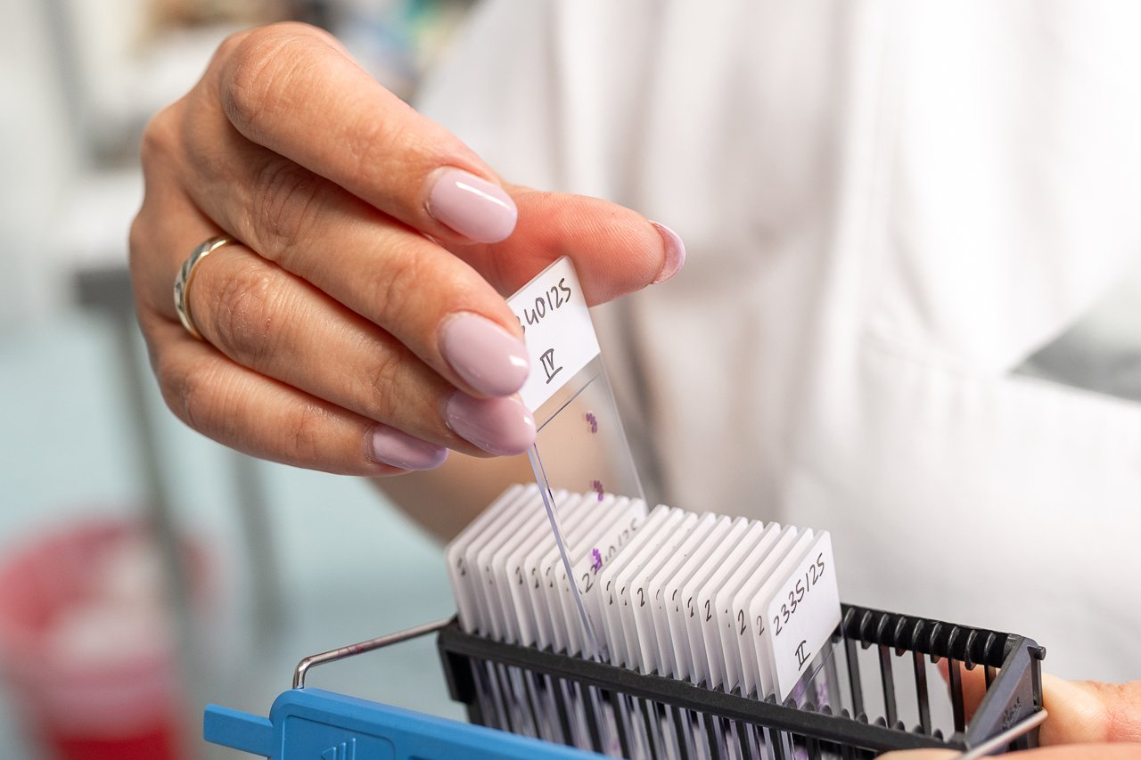 Eine MTLA bei der pathologischen Diagnostik im MVZ Pathologie am Krankenhaus Martha-Maria St. Theresien