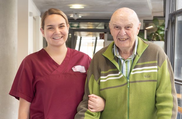 Eine ausgebildete Pflegefachkraft im einem Seniorenzentrum von Martha-Maria