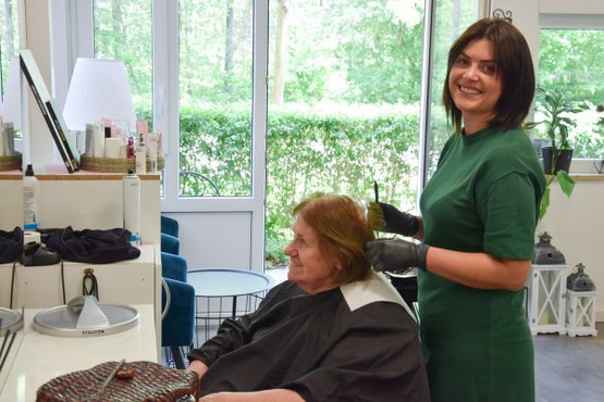 Friseurin Anna-Maria Lazar im Seniorenzentrum Nürnberg