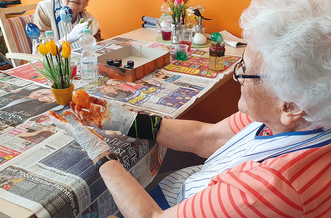 Ostereier werden von Bewohnern gefärbt