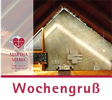 Innenansicht einer Kirche mit Orgel, Altar und schrägem Dach, Martha-Maria Wochengruß.