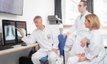 Ärzte-Team bespricht Röntgenbilder in der Klinik für Innere Medizin und Pneumologie.