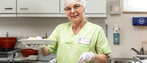 Service-Kräfte bei der Essensausgabe im Seniorenzentrum Martha-Maria München