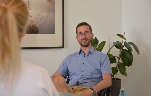 Psychotherapeut im Gespräch mit Patientin in Klinik für Psychosomatik, Nürnberg.