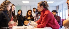 Unterrichtsstunde mit Pflegeauszubildenden und Lehrerin in der Berufsfachschule.