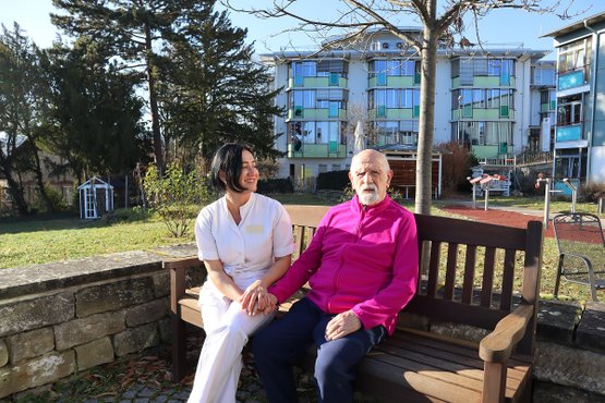 Gerontopsychiatrische Pflege und Spaziergang im Therapiegarten im Seniorenzentrum Martha Maria Stuttgart