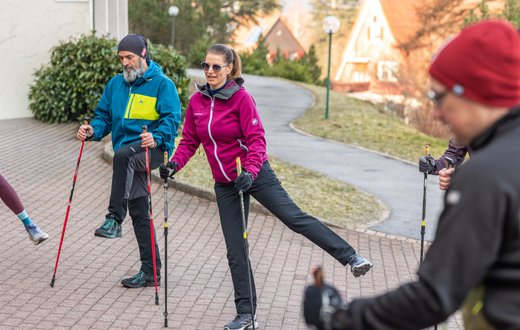 Nordic Walking als Teil der Bewegungstherapie in unserer Rehaklinik im Schwarzwald in der Klinik Hohenfreudenstadt.