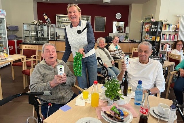 Senioren im Seniorenzentrum Eckental bei gemeinsamer Aktivität mit Getränken.