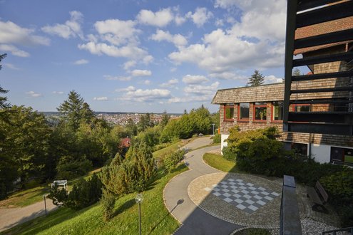 Außenansicht der Klinik Hohenfreudenstadt mit Garten und Panorama.