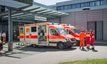 Zwei Krankenwägen vor der Interdisziplinären Notaufnahme am Krankenhaus Martha-Maria St. Theresien