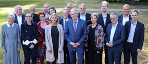Gruppenfoto des Vorstands und Verwaltungsrats des Diakoniewerks Martha-Maria im Freien.