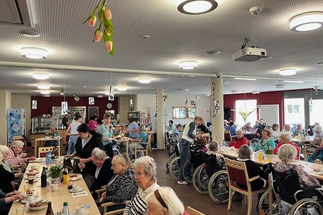 Senioren im Speisesaal des Seniorenzentrums Eckental, lebhafte Atmosphäre, Mittagessen.