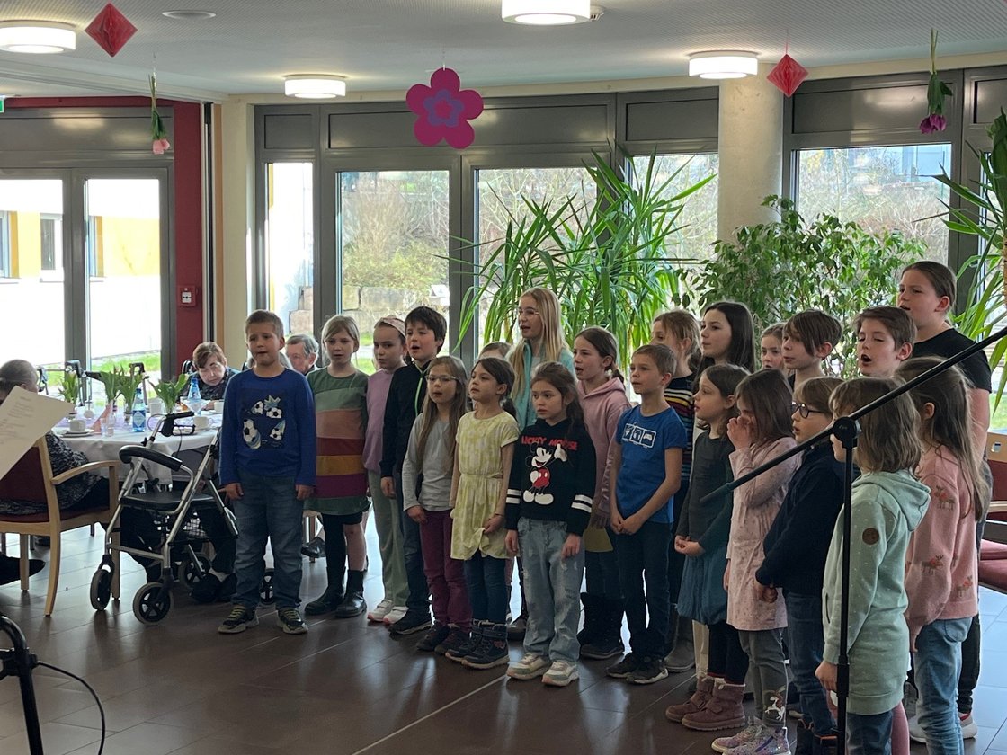 Kinderchor singt für Senioren im Seniorenzentrum Eckental, fröhliche Atmosphäre.