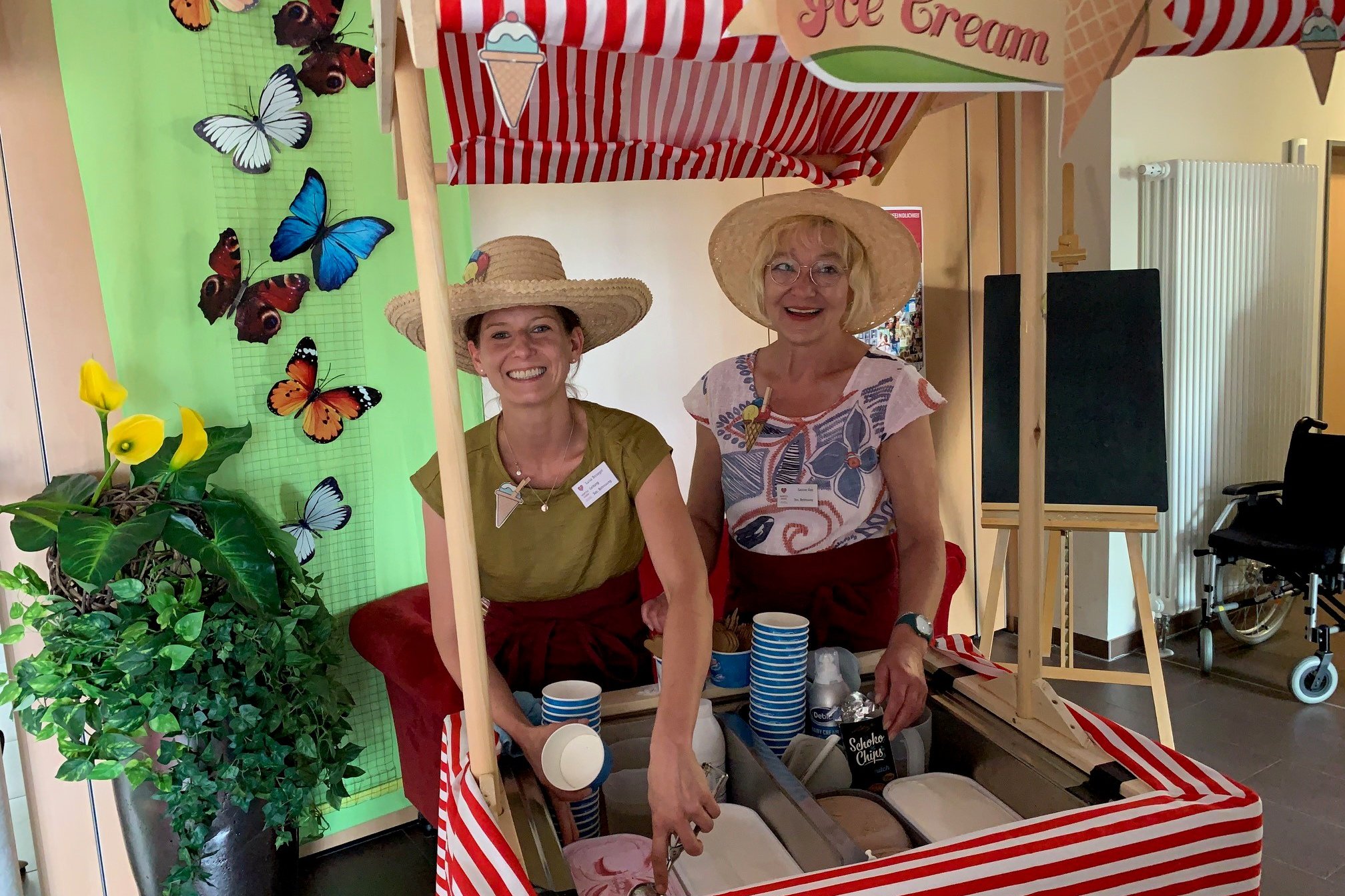 Zwei Frauen in Strohhüten servieren Eis im Seniorenzentrum Eckental.