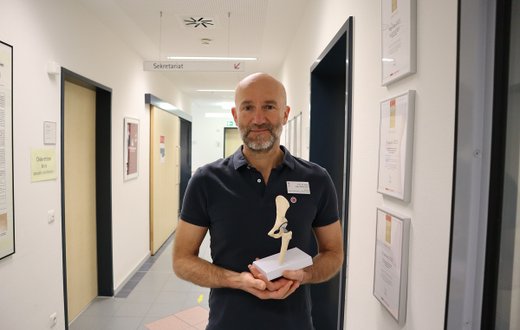 Prof. Hans-Dieter Carl mit Endoprothese im Endoprothetikzentrum am Krankenhaus Martha-Maria Nürnberg