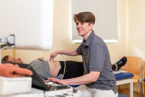 Sabine Cichy beim Ultraschall  im MVZ Martha-Maria Praxis für Innere Medizin Eckental Sabine Cichy