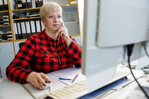 Anke Kaiser am Telefon der Klinik für Orthopädie am Krankenhaus Martha-Maria Halle-Dölau