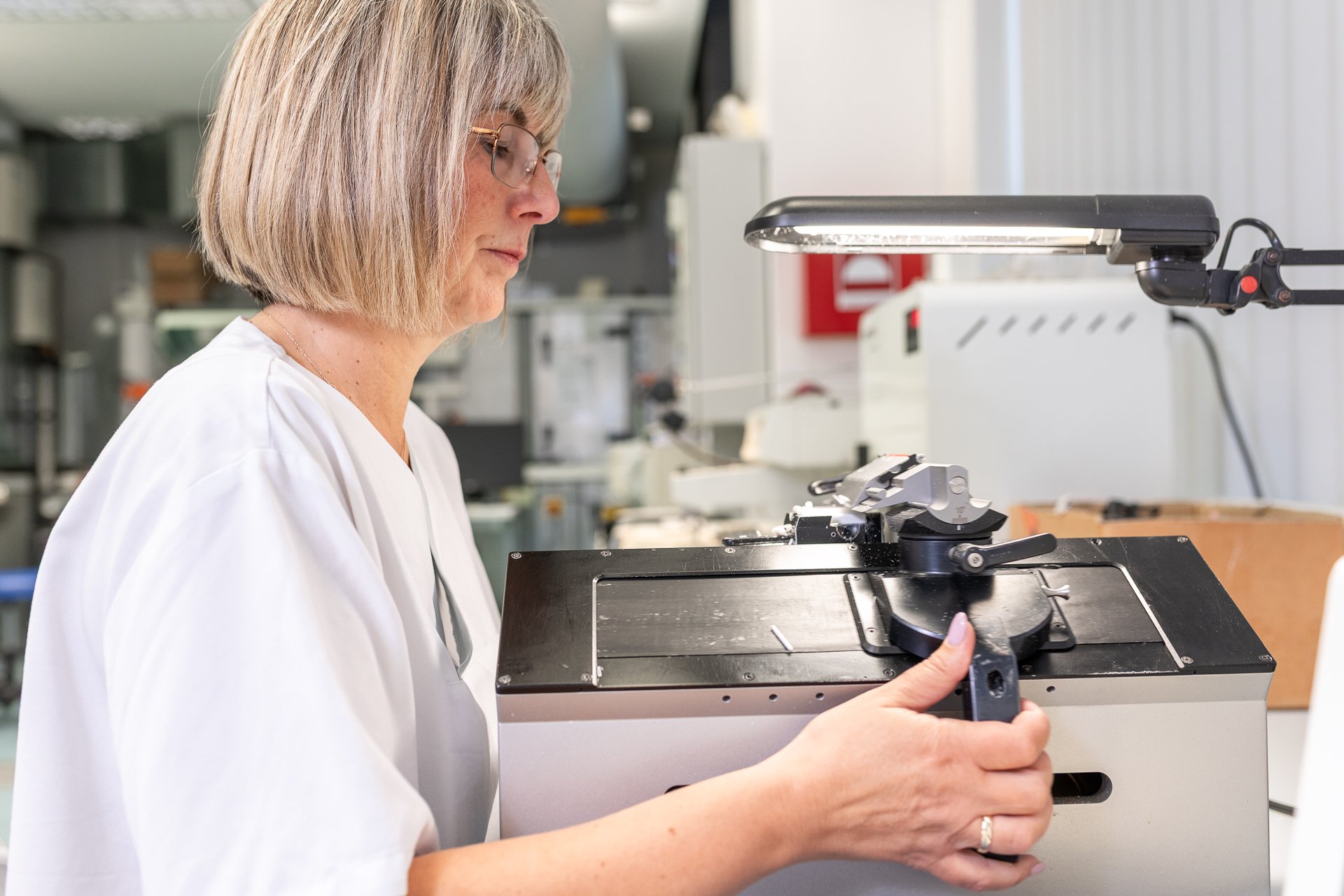 Eine MTLA bei der pathologischen Diagnostik im MVZ Pathologie am Krankenhaus Martha-Maria St. Theresien