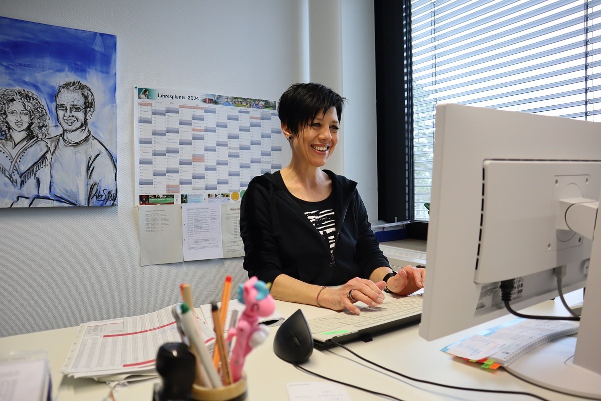 Susanne Binias im Sekretariat der Klinik für Anästhesiologie und operative Intensivmedizin