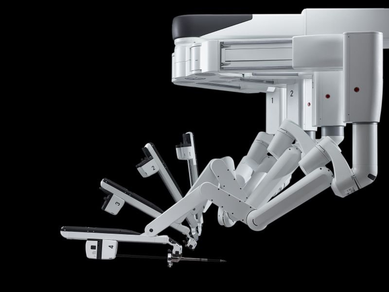 Da Vinci Xi Operationsroboter mit vier beweglichen Armen vor schwarzem Hintergrund.