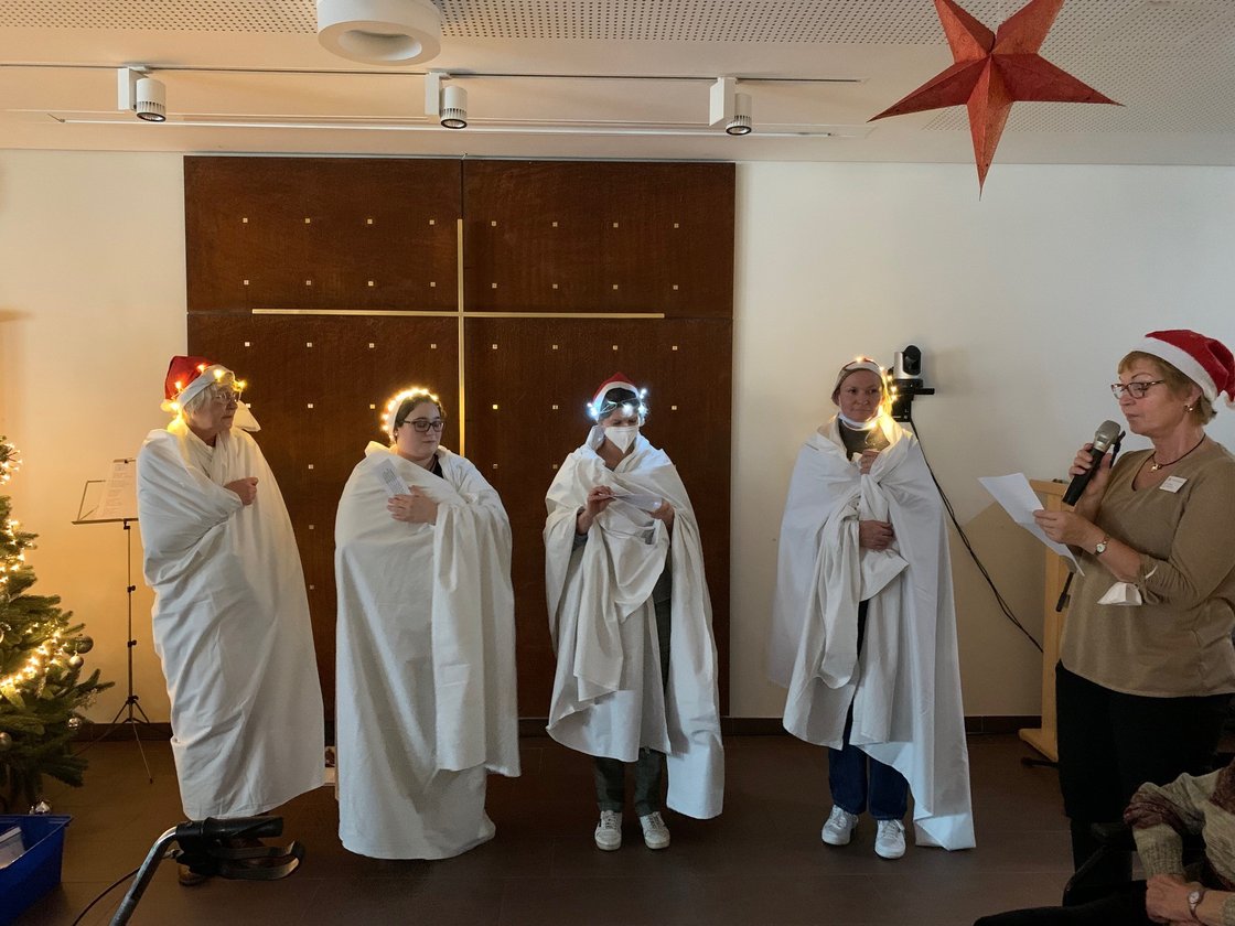 Seniorenzentrum Eckental, Bewohner verkleidet als Engel bei einer Weihnachtsfeier.