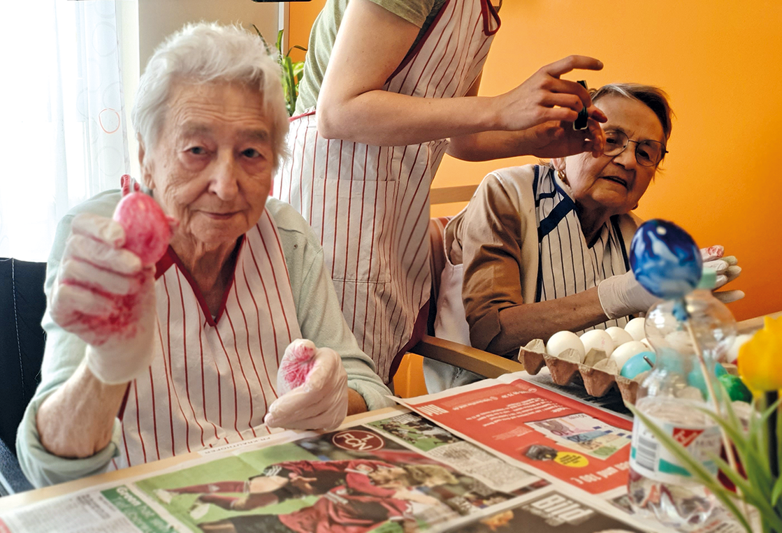Ostereier werden von Bewohnern gefärbt