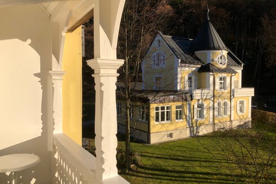 Die Außenansicht des Martha-Maria-Hotel Hohenschwangau in der Abendsonne.