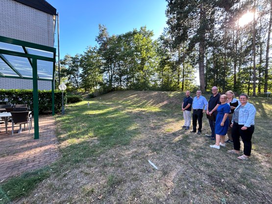 Gruppe von Menschen besichtigt Gartenbereich im Seniorenzentrum Martha-Maria.
