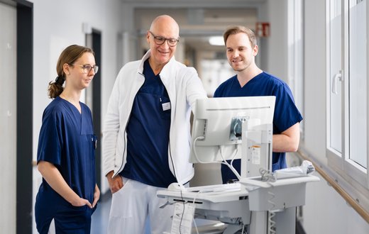 Chefarzt Dr. Stefan Schwab bei der Besprechung mit den Neurologie-Ärzten.