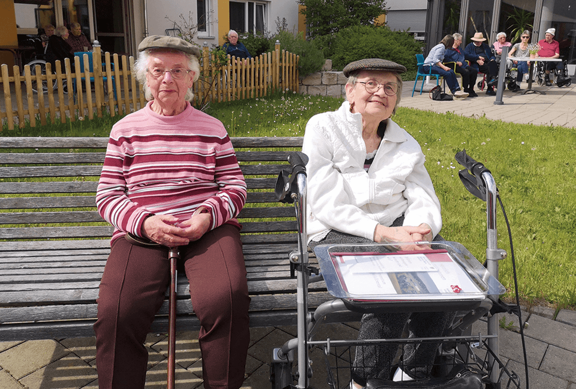 Muttertagskonzert im Garten mit Bewohner