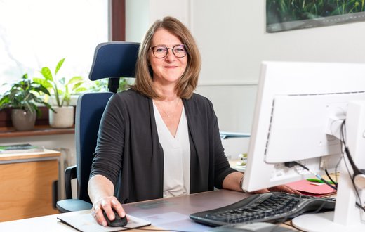 Christel Gaiser im Sekretariat der Klinik für Orthopädie in der Klinik Hohenfreudenstadt