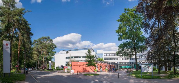 Krankenhaus Martha-Maria Nürnberg, Eingangsbereich mit Bäumen und blauen Himmel.