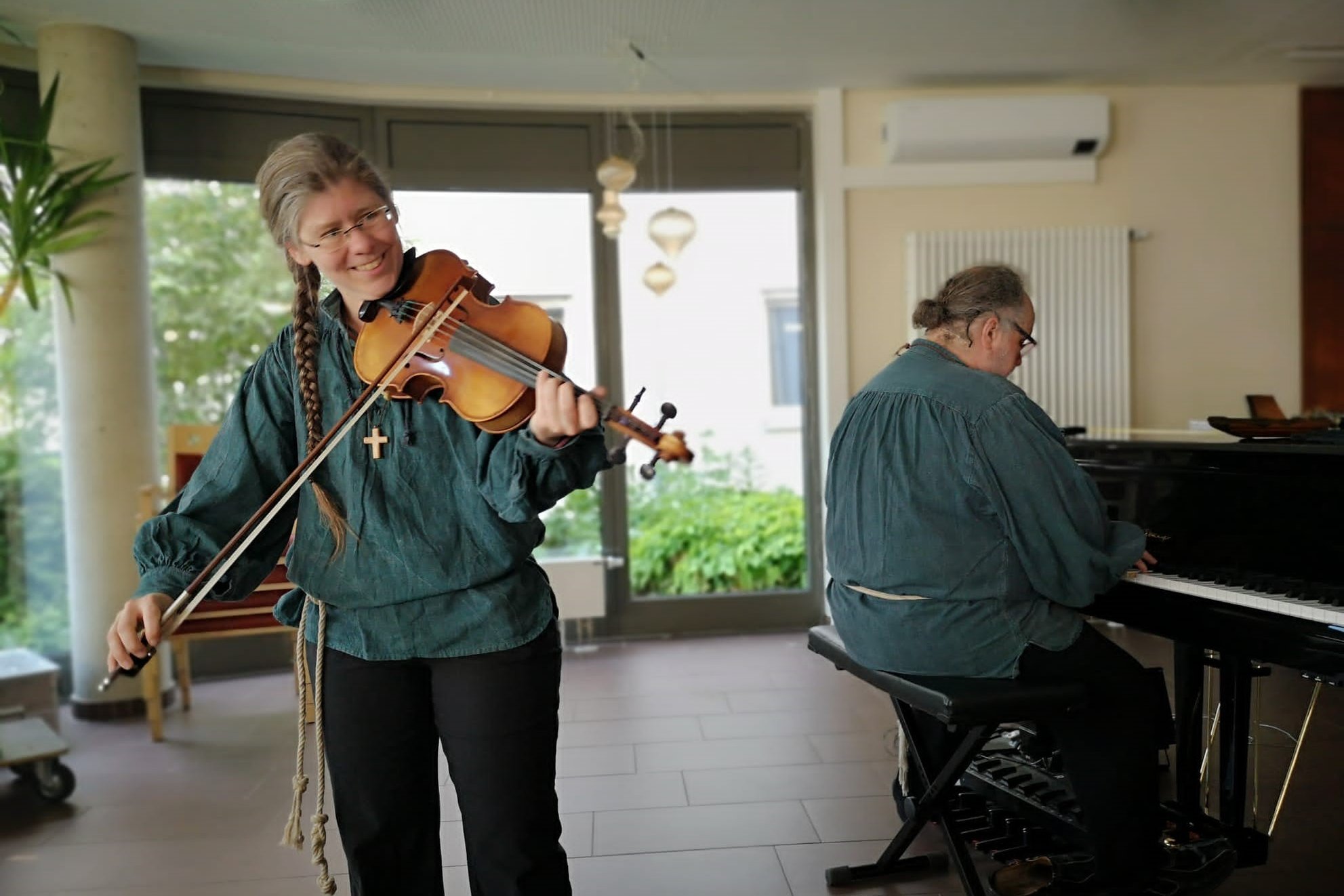 Zwei Musiker im Seniorenzentrum Eckental, spielen Geige und Klavier.