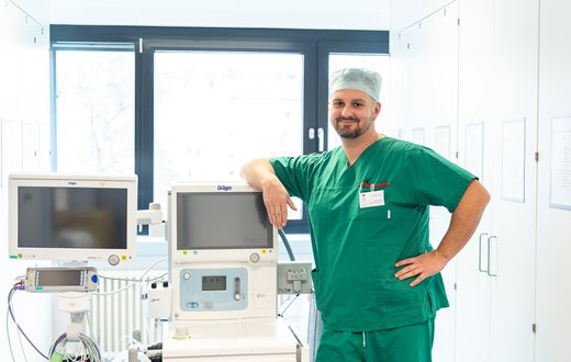 Ein Anästhesietechnische Assistent (ATA) im Krankenhaus Martha-Maria St. Theresien