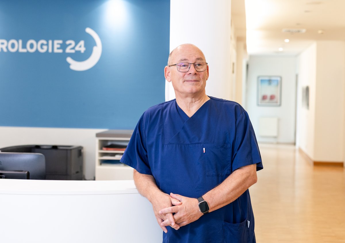 PD Dr. med. Joachim Dörsam, Chefarzt und ärztlicher Gesamtleiter der Urologie 24 gGmbH, am Empfang im MVZ Urologie24
