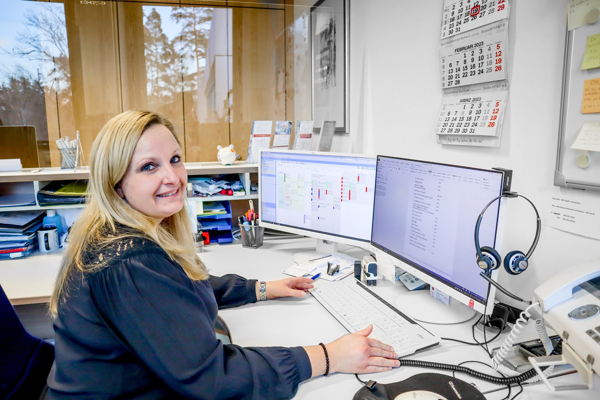 Anja Sichert im Sekretariat der Klinik für Urologie am Krankenhaus Martha-Maria St. Theresien