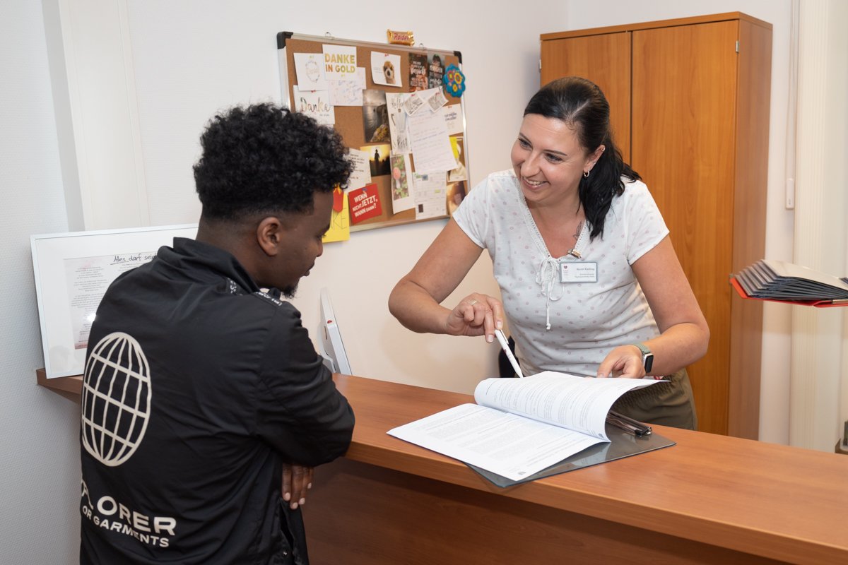 Ein Patient am Empfang der psychosomatischen Tagesklinik an der Klinik für Psychosomatische Medizin und Psychotherapie am Krankenhaus Martha-Maria Nürnberg