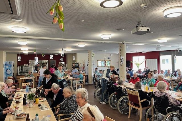 Senioren im Speisesaal des Seniorenzentrums Eckental, lebhafte Atmosphäre, Mittagessen.