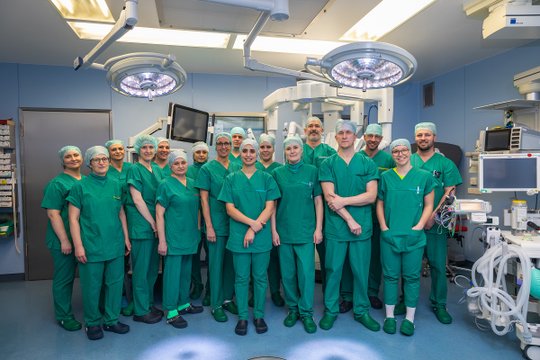 Das OP-Team des Krankenhauses Martha-Maria Nürnberg in grüner Arbeitskleidung im Operationssaal.