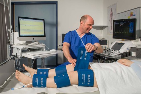 Dr. Christoph Lauer bei einer angiologischen Untersuchung im MVZ Martha-Maria Innere Medizin Schwerpunkt Angiologie