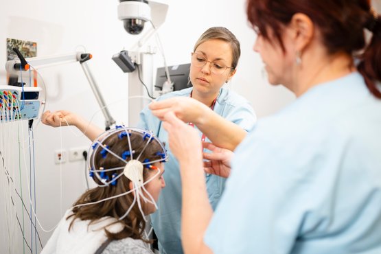 Durchführung eines EEG in der Klinik für Neurologie am Krankenhaus Martha-Maria St. Theresien