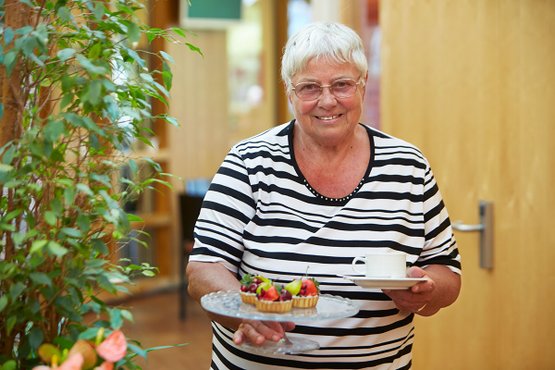 Eine Bewohnerin im Café des Seniorenzentrum Martha-Maria Nagold