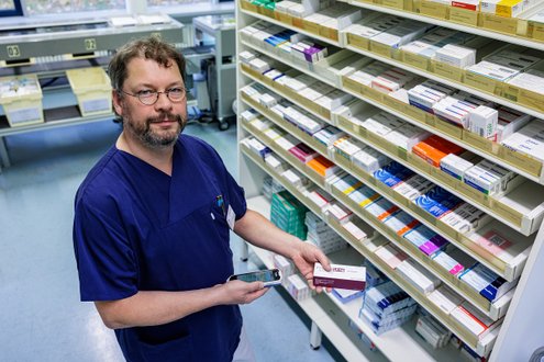 Apotheker Matthias Porst in der Krankenhaus-Apotheke am Krankenhaus Martha-Maria Halle-Dölau