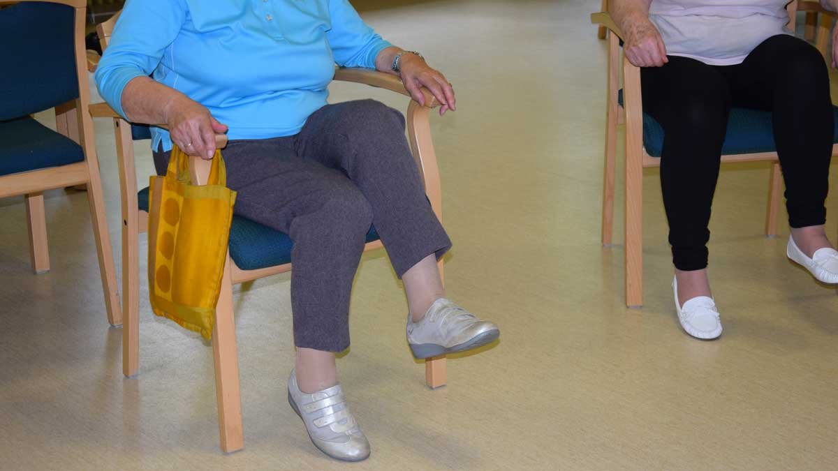 Zwei Senioren machen Gymnastik im Sitzen im Seniorenzentrum Nürnberg.
