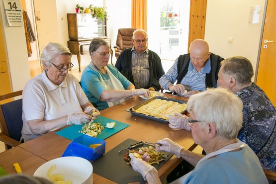 Gemeinsames Kuchen backen im Seniorenzentrum Wüstenrot