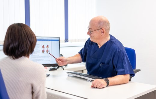 PD Dr. med. Joachim Dörsam, Chefarzt und ärztlicher Gesamtleiter der Urologie 24 gGmbH, berät eine urologische Patientin im MVZ Urologie24