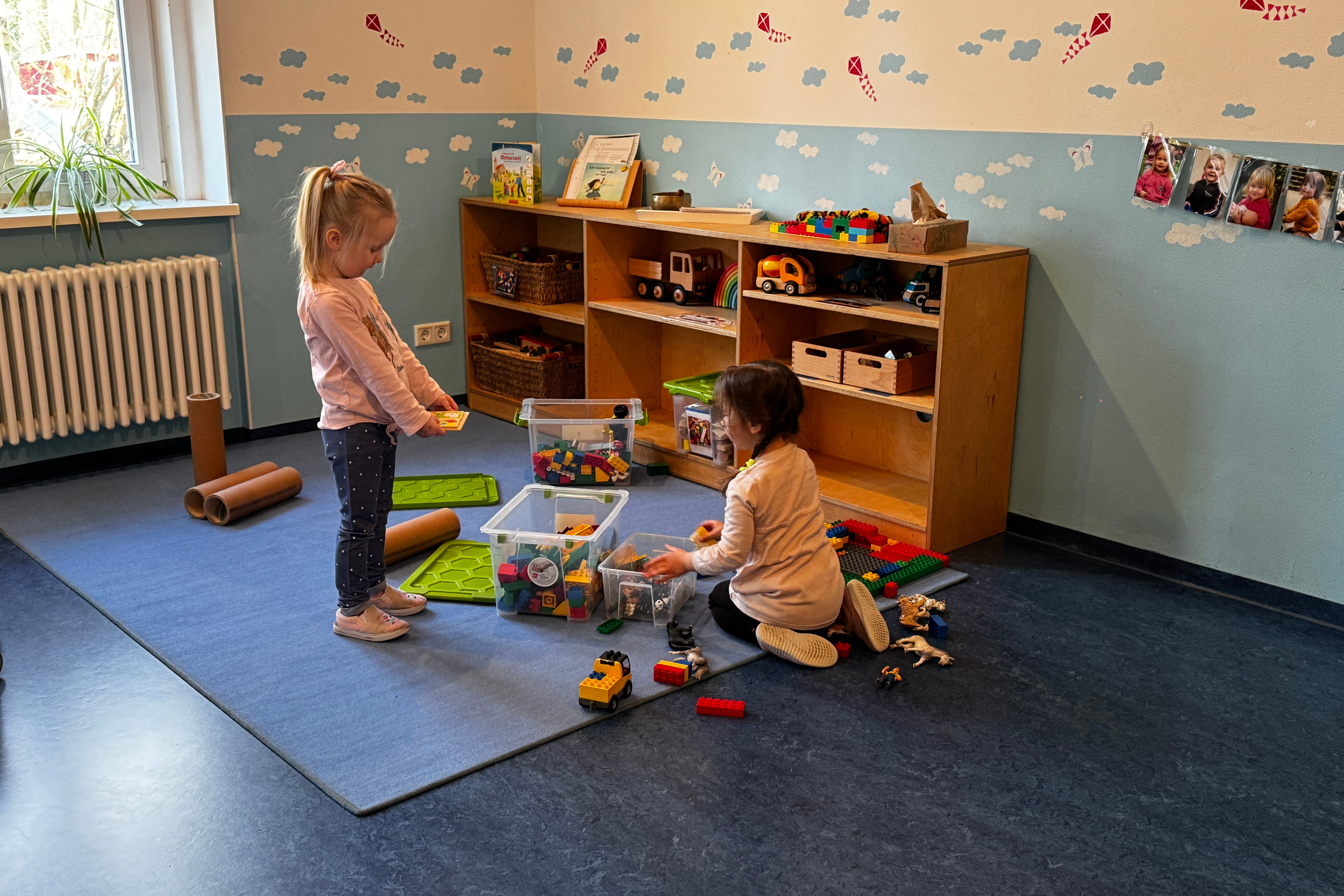 Kinder spielen