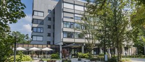 Krankenhaus Martha-Maria München, moderner Gebäudeeingang mit grüner Umgebung.