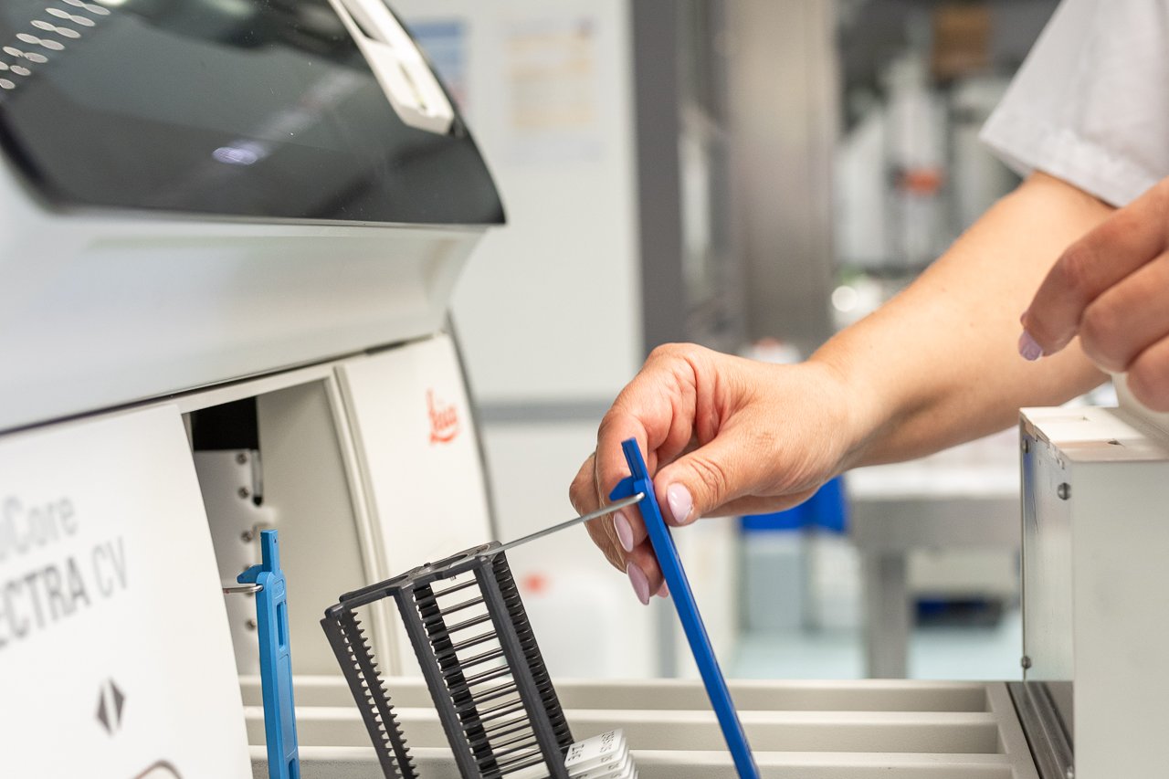 Eine MTLA bei der pathologischen Diagnostik im MVZ Pathologie am Krankenhaus Martha-Maria St. Theresien